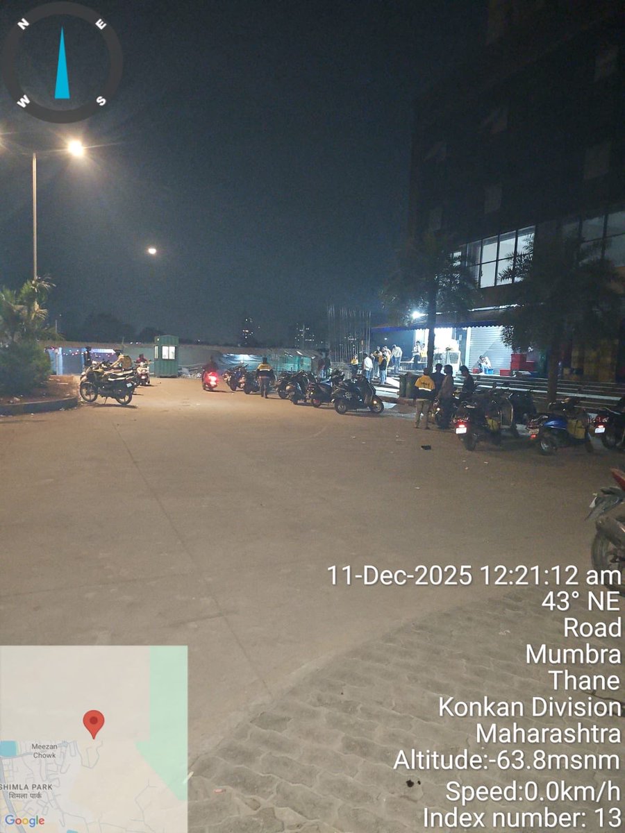 naved_shaikh75's tweet photo. @ThaneCityPolice #मुंब्रा: कौसा एम एम वैली के पास नाइस वर्ल्ड बिल्डिंग के नीचे blinket स्टोर वाले आधी रात गए बाइक खड़ी कर रोड ब्लॉक कर रैश ड्राइविंग कर रहे हैं, कृपया उचित करवाई करें। @ThaneTraffic https://t.co/ktxiy85ixw