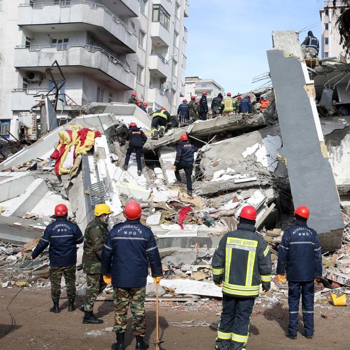 pusholder's tweet photo. 6 Şubat depremlerinde 35 kişinin hayatını kaybettiği Ezgi Apartmanı davasında, yeni bilirkişi heyeti görevden çekilmişti.

Pastane sahiplerini kusursuz bulan önceki bilirkişilerin de “tehdit edildikleri için” tüm deprem dosyalarından çekildiği ortaya çıktı. https://t.co/N3jAE94Nud