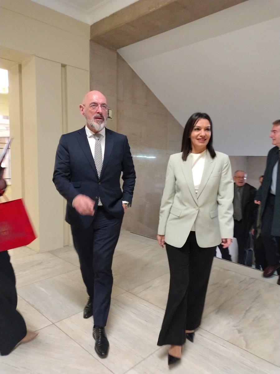 MMZarzalejo's tweet image. Un inmenso placer poder asistir, junto al Rector @joaquingoyache , a la presentación de los trabajos de restauración de las pinturas docentes de Ramón y Cajal en la Facultad de Medicina de la @unicomplutense🎨

 Gracias a la UCM y a la @fundacionramonycajal.

#Ucm
#cienciamadrid