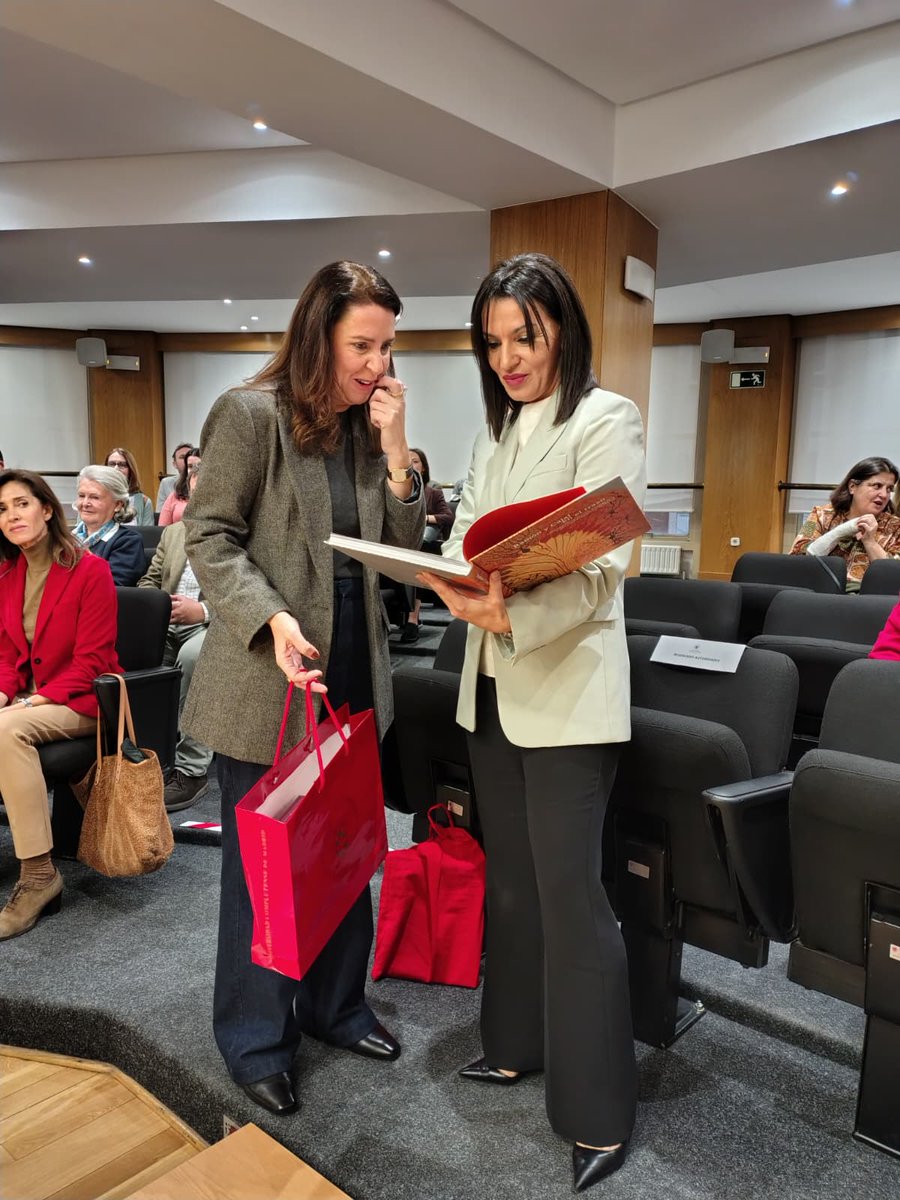 MMZarzalejo's tweet image. Un inmenso placer poder asistir, junto al Rector @joaquingoyache , a la presentación de los trabajos de restauración de las pinturas docentes de Ramón y Cajal en la Facultad de Medicina de la @unicomplutense🎨

 Gracias a la UCM y a la @fundacionramonycajal.

#Ucm
#cienciamadrid