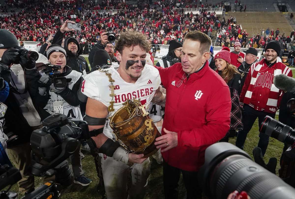 JeffRabjohns's tweet image. Indiana’s Curt Cignetti is the Walter Camp National Coach of the Year, the first coach ever to win that award in consecutive seasons. #iufb