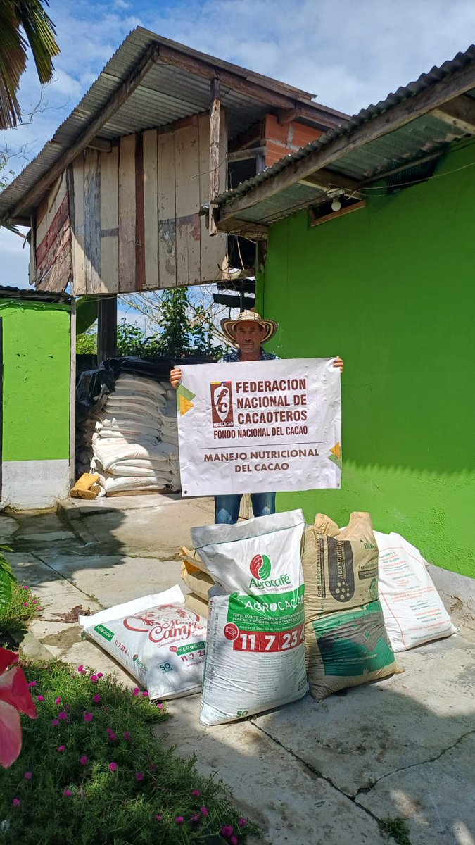 #MásProductividad ¡Estamos en el corazón de Córdoba! ❤️ La Oficina Regional de Valencia realizó la entrega del paquete del Plan Nacional de Nutrición a 40 productores de cacao en Montelíbano, Córdoba. El Fondo Nacional del Cacao le apuesta a productividad del campo colombiano.👩‍🌾