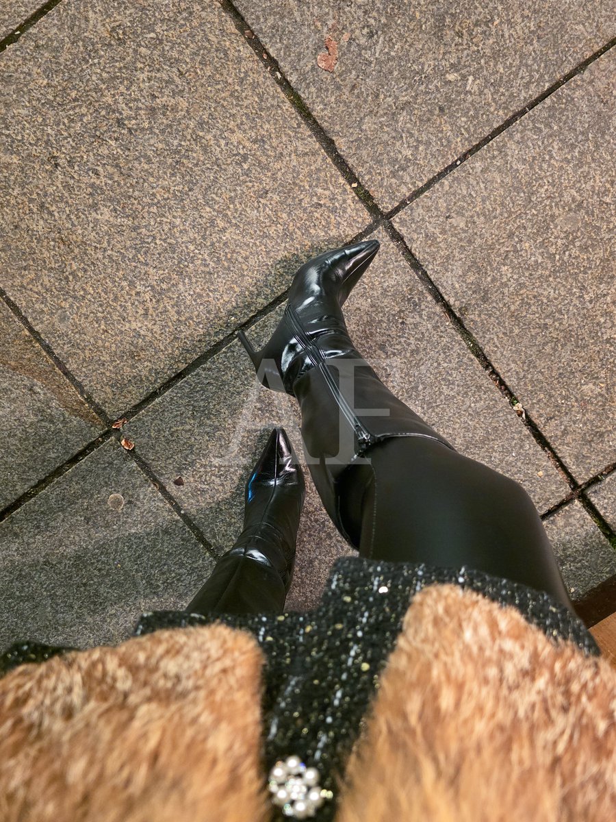Wie schmeckt wohl Weihnachtsmarkt-Dreck?✨️

#Stiefel #boots #findom #femdom