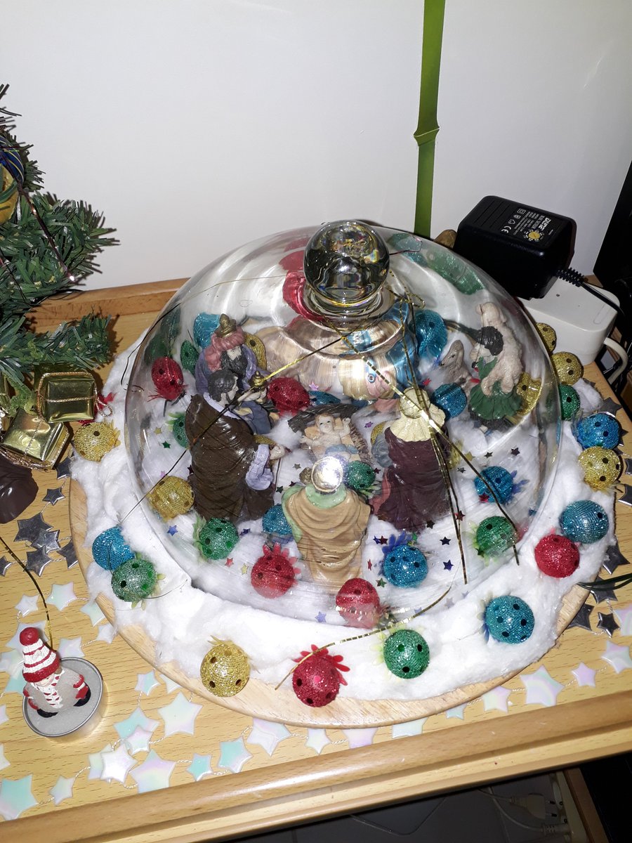 RIP_TSW's tweet photo. @christine_kelly Bonsoir Madame Christine Kelly, c'est une crèche que j'ai faite dans une cloche à fromage, les personnages ont été créé au ViêtNam, ma mère qui était viêtnamienne me les a ramené, il y a fort longtemps. https://t.co/FkIpR5bzN8