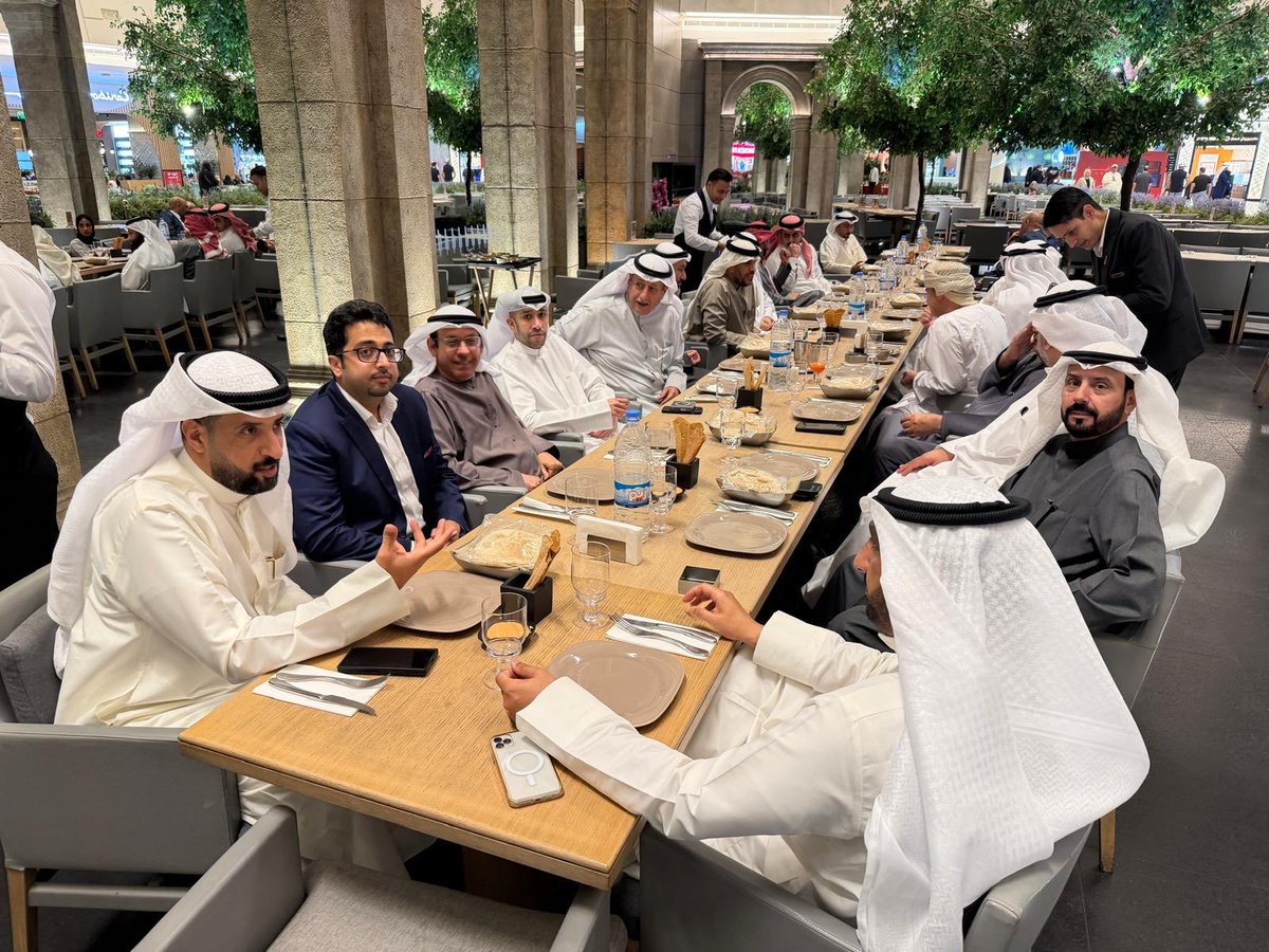 DrFaleh2's tweet photo. علي هامش دعوه جمعيه المحاسبين والمراجعين الكويتيه لرؤساء الهيئات والجمعيات الخليجيه للاجتماع التنسيقي الأول بدوله الكويت صور تجمعني مع الزملاءالرئيس التنفيذي للهيئه السعوديه د.احمد المغامس وعضو جمعيه المحاسبين الاماراتيه عبدالرحمن الزرعوني أثناء العشاء المقام علي شرفهم بالافنيوز. https://t.co/VptkFj9W17