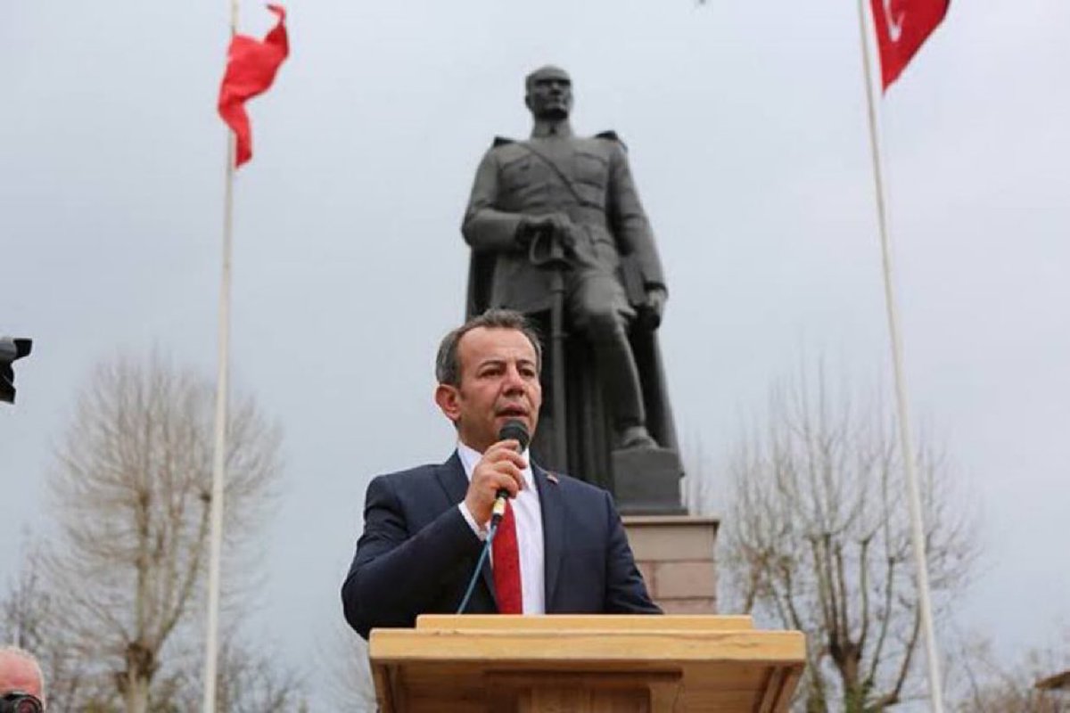 🗣️Bolu Belediye Başkanı Tanju Özcan:

“Yardımı kestim, Arapça tabelayı kaldırdım, işyeri açtırmadım, suya, nikah ücretine zam yaptım! 

2019'da Bolu'da 19.000, Türkiye'de 3.5 milyon olan sığınmacı, Bolu'da 4.400'e düştü, Türkiye'de 10 milyona çıktı. Gururluyum, hepsi gidecek!”