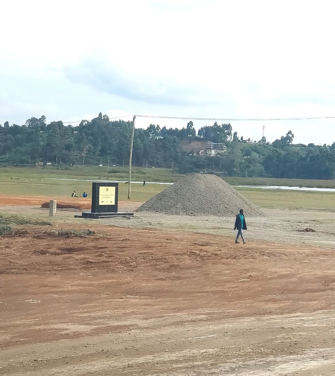 PropesaTV's tweet image. Two weeks after Kasongo launched the construction of Rironi - Mau Summit dual carriageway, not even a wheelbarrow on site. Only the plaque with his name stands lonely and cold.