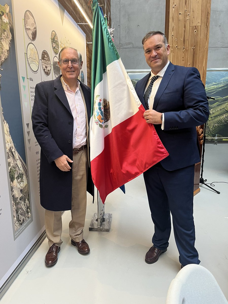 BrunoBFigueroa's tweet photo. La mesa de honor fue llamada México y, suprema deferencia, colocaron la bandera mexicana al lado de la europea en la celebración de 30 años de la Escuela Profesional del Alto Douro #ESPRODOURO. Seguiremos apoyando la presencia de mexicanos con más becas locales para gastronomía! https://t.co/9buipfOgiM