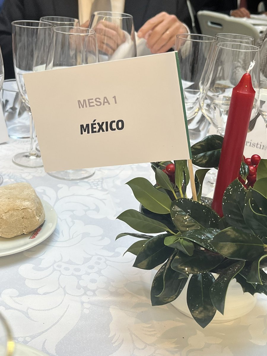 BrunoBFigueroa's tweet photo. La mesa de honor fue llamada México y, suprema deferencia, colocaron la bandera mexicana al lado de la europea en la celebración de 30 años de la Escuela Profesional del Alto Douro #ESPRODOURO. Seguiremos apoyando la presencia de mexicanos con más becas locales para gastronomía! https://t.co/9buipfOgiM