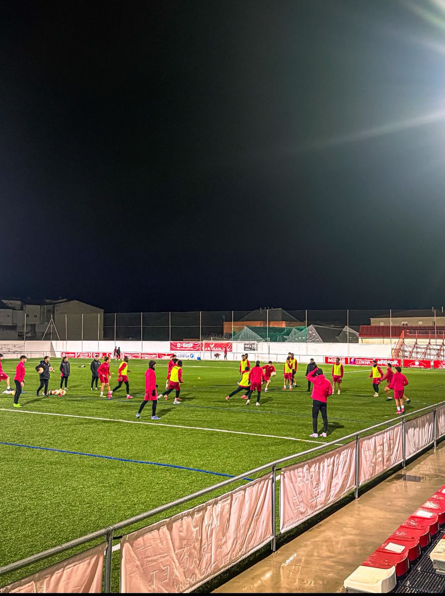 adllerenenseof's tweet photo. ⚽️Vuelta a los entrenamientos tras el día de descanso 🥅

#LlerenenseMontehermoso
#SiVolvieraANacer https://t.co/J2w1NK5Glz