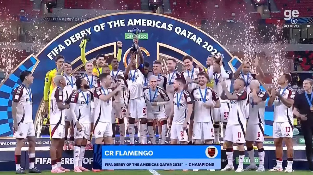 futebol_info's tweet photo. 🏆 Flamengo ergue a taça de campeão do Dérbi das Américas.

📸 Reprodução/GE TV https://t.co/RsBoRXWmfo