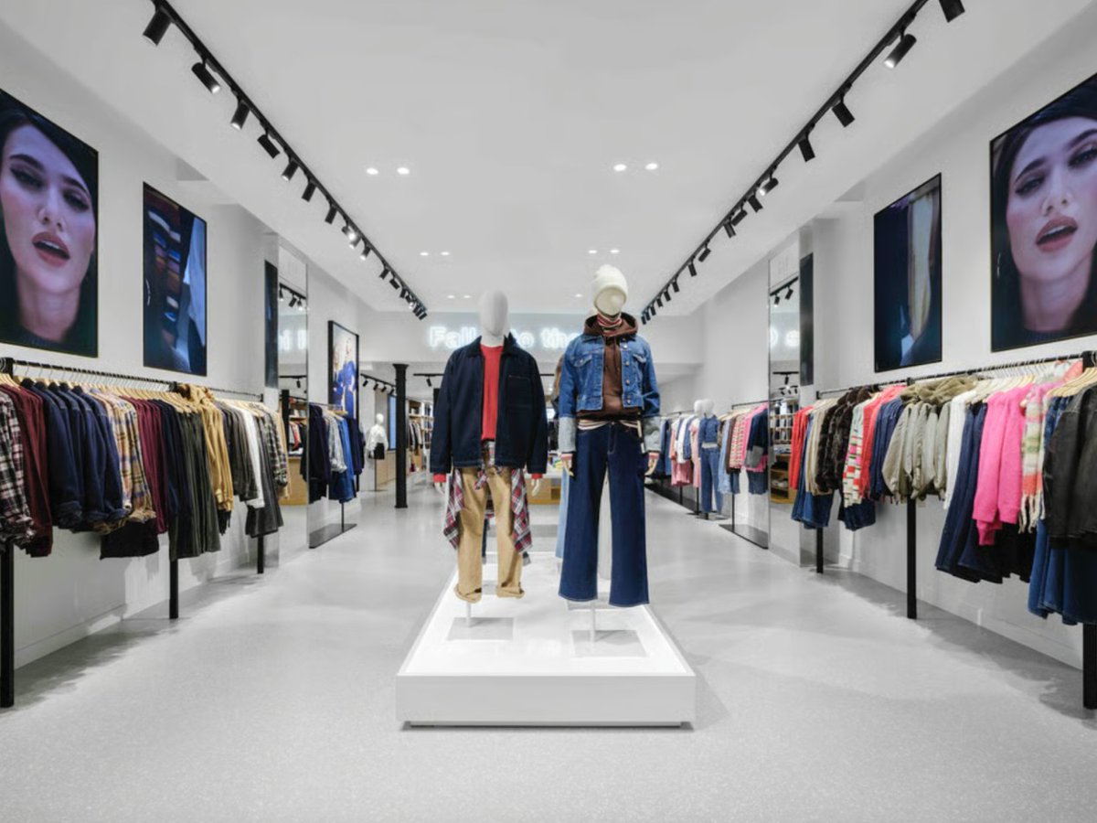 endetail_llc's tweet image. #Gap is back in a whole new way on London High Street!

The brand has reopened in Covent Garden with a two-floor flagship, marking its return to physical retail in the UK after closing stores in 2021.

Learn more at us.fashionnetwork.com/news/Gap-retur….

#retaildesign #storedesign