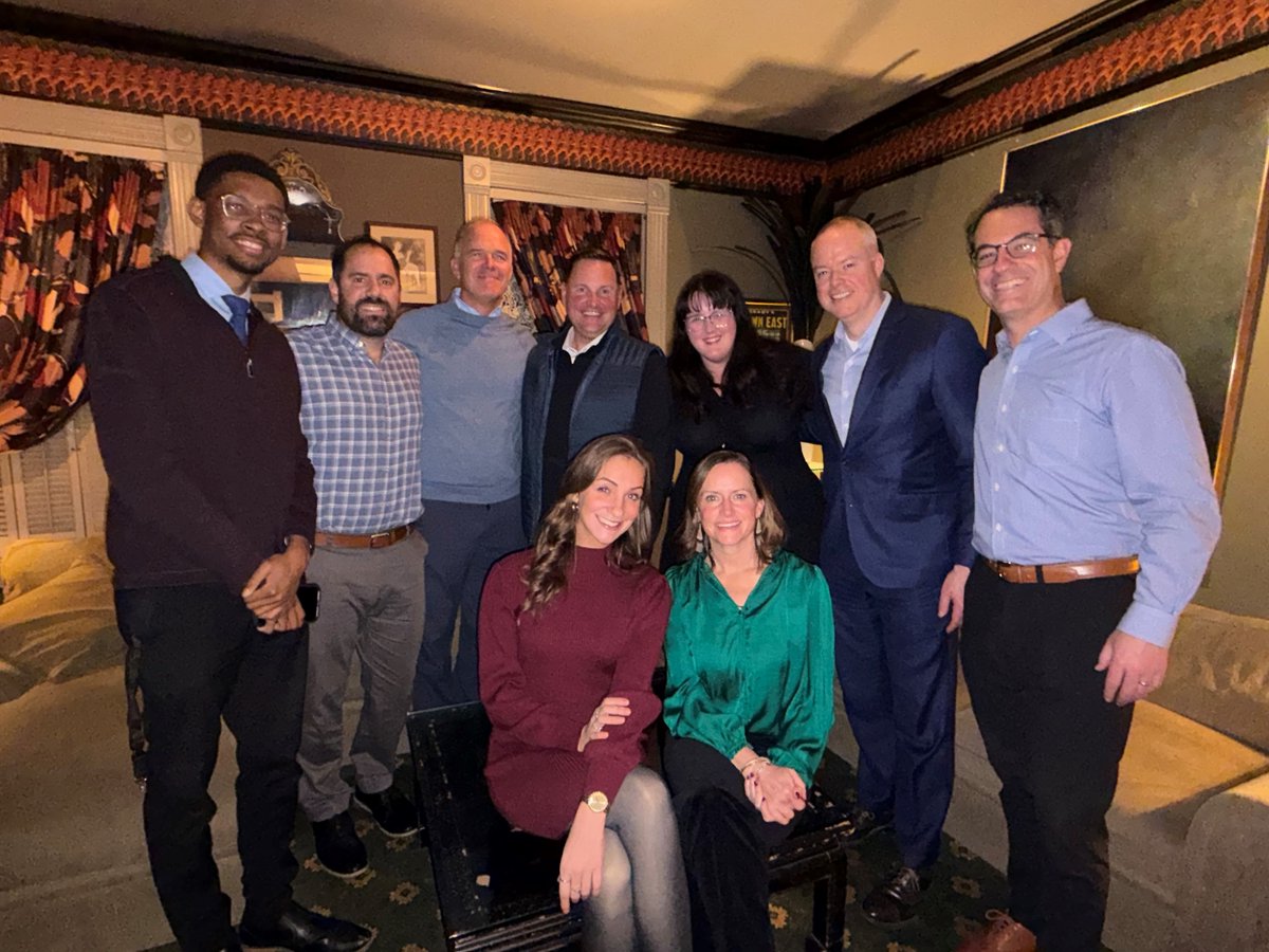 markaltonMS's tweet photo. The Armory Group at Morgan Stanley wishes you a joyful and prosperous holiday season! 

May your holidays be filled with warmth, happiness, and cherished moments with loved ones. Happy Holidays from all of us at The Armory Group! 🎄🎁 https://t.co/VEyPNrRUyV