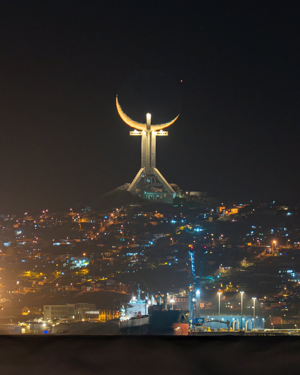 photopills's tweet photo. "Waxing Moon with 7.8% visibility. Posing at the Cruz del Tercer Milenio monument in Coquimbo, Chile."
📷 Sony a7 III | 400 | ƒ/6.3 | 0,8s | ISO 1000
👉 Photo by Luis Veas Alfaro.
📍 Planned with PhotoPills: https://t.co/P4CRT3PZbi https://t.co/z9WCtlfESj
