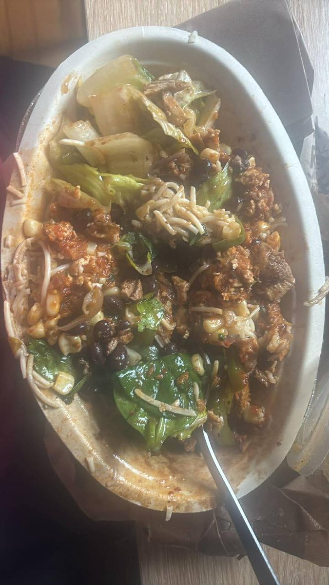 MsInman90's tweet photo. @UberEats um why is the website so difficult listen I order food the delivery guy dropped my food like it's a mess why is it saying it is ineligible for a refund i need some type of credit or something because this is crazy https://t.co/koeL6bnVYN