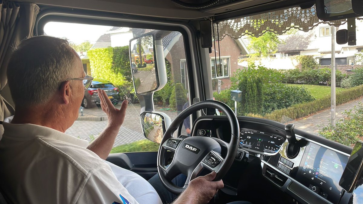 Even voor de mensen die het nog niet weten; vrachtwagenchauffeurs zijn hele belangrijke mensen die elke dag van de week hele belangrijke dingen doen, ook voor iedereen die zich belangrijker voelt dan de vrachtwagenchauffeur. Geen chauffeurs, geen leven! #dagvandechauffeur