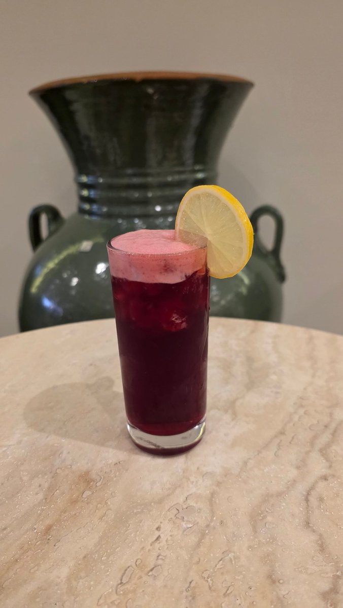 اهلا وسهلا من #جديد_الرياض كفو قهوة مختصة  بشارع العليا جلسات داخلية خارجية شرحة للكل
طلبنا 
فلات وايت و لاتيه حار 
و ايس كركديه
والحلى من يد الشيف الفرنسي المغربي مهدي
تيراميسو بطريقة فرنسية حلوة
وبافلوفا مع صوص التوت جدا جميلة 
و كيكة توت بارد هذه سقنتشر حبيتها
واكرر الزيارة👍