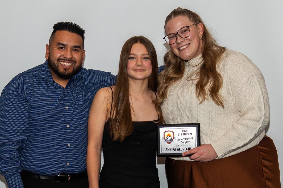 BonivitalSC's tweet photo. BVSC U14 Girls at the Premier banquet. Team player award winner. #bvsc #bonivitalsoccer @wpgsoccer @ManitobaSoccer @canadasoccer https://t.co/T4tvBQ92Do
