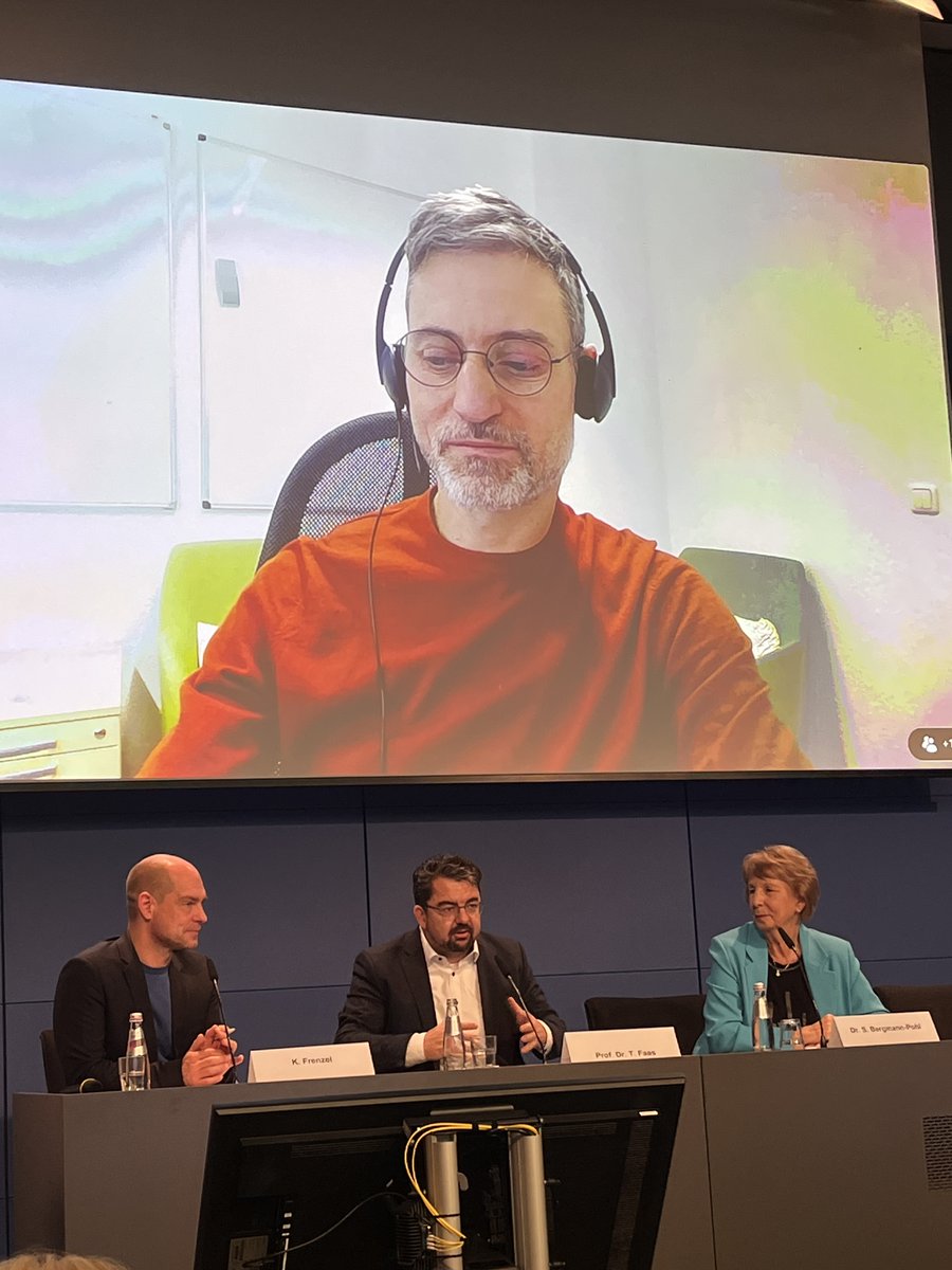 HBackhausMaul's tweet photo. Hervorragend! Symposium der Deutschen Gesellschaft e. V. : "Demokratie in der Krise?" moderiert von Korbinian Frenzel (DLF). Über repräsentative Demokratie, ein arbeitendes Parlament, entleerte Parteien, Demokratisierung von Gesellschaft  @fgz-risc.bsky.social https://t.co/1lXGR7W9dN