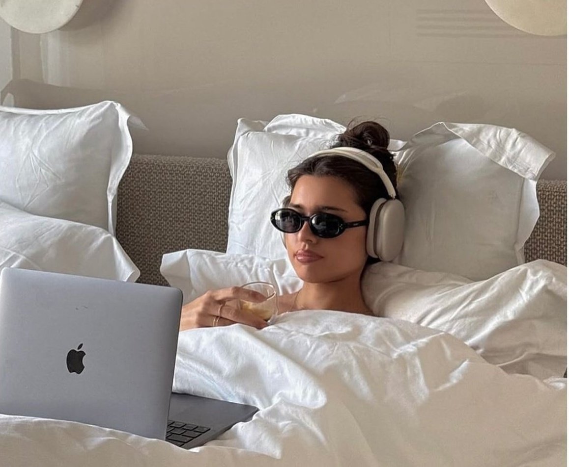 "ma non ti stufi a startene sempre a casa da sola???"
Io a casa da sola: