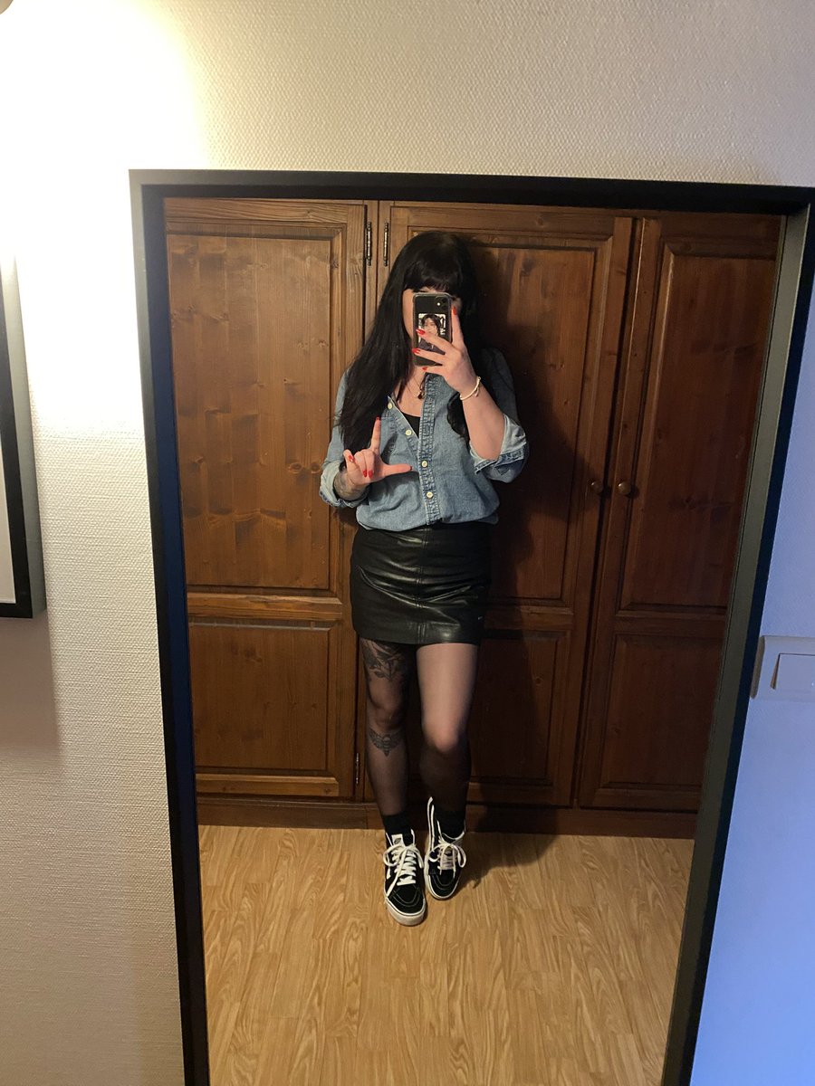 charly_skull_'s tweet photo. Divine, insolente et inenvisageable. 
C’est pour ça que je hante tes pensées, jour et nuit. 
Je sais que tu regardes mon profil, surveillant mes posts et mes photos discrètement. 
Je sais que tu te persuades de résister. 

Ce n’est qu’une question de temps. Tes pensées sont déjà miennes. 🤭💅🏻

#findom #moneyslave #femdom #moneymiss #atm #feetish #nylon #kink #dickrate #cashmeet #pied #tattoo #egirlfriend