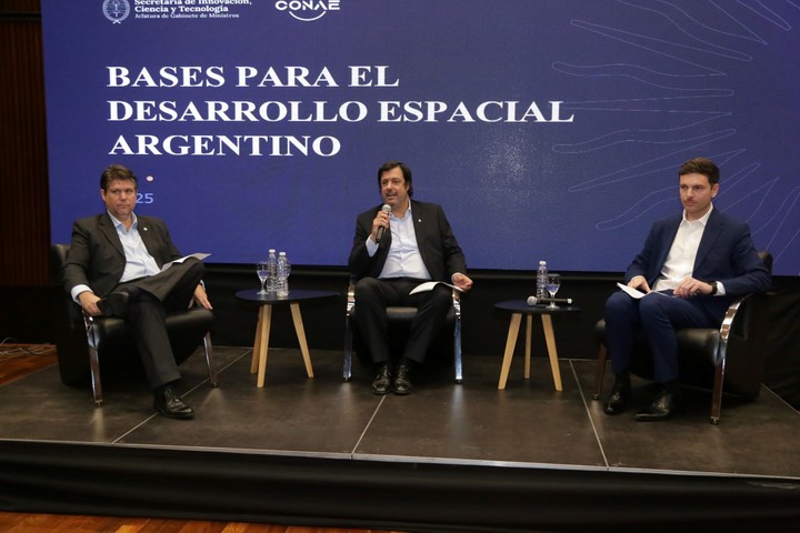 clarincom's tweet photo. PRESENTARON LAS BASES PARA EL DESARROLLO ESPACIAL ARGENTINO

El secretario de Innovación, Ciencia y Tecnología, Darío Genua, destacó  que “Argentina necesita un nuevo plan espacial que esté a la altura de las transformaciones tecnológicas que vivimos". Lo hizo al presentar las Bases para el Desarrollo Espacial Argentino en el Centro Cultural de la Ciencia.

Genua remarcó que se trata de "un plan espacial, esta vez, elaborado con todo el ecosistema, donde los emprendedores, las empresas y el talento argentino sean protagonistas y lideren el crecimiento de la economía espacial argentina”.

(+) en Clarín: https://t.co/w59s8TqSrA