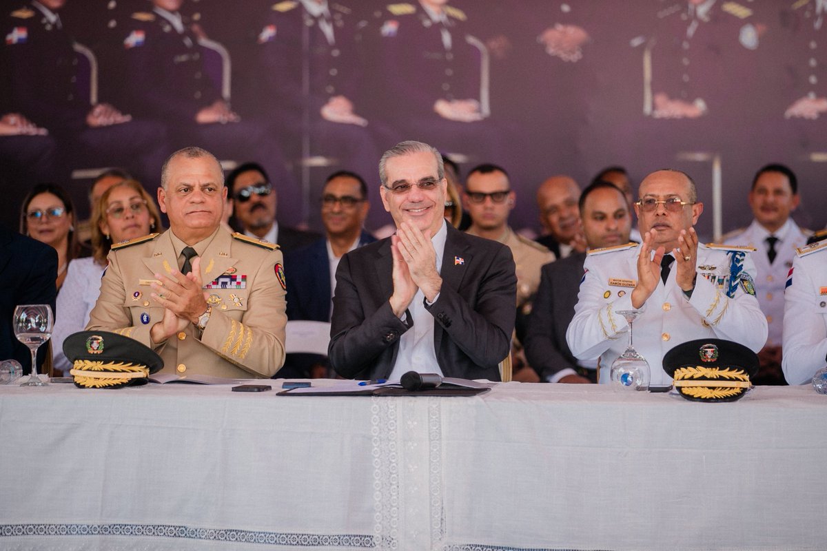 PresidenciaRD's tweet image. El Pdte. @LuisAbinader encabezó la graduación de la XLVIII Promoción de Cadetes de la @PoliciaRD, integrada por 64 nuevos oficiales capacitados bajo el Modelo de Transformación Policial.

Una generación preparada y comprometida con el ciudadano.

📍Hatillo, San Cristóbal