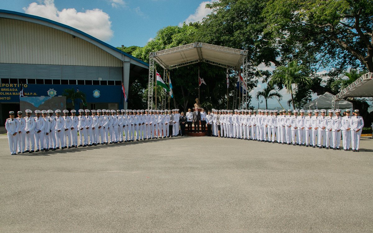PresidenciaRD's tweet image. El Pdte. @LuisAbinader encabezó la graduación de la XLVIII Promoción de Cadetes de la @PoliciaRD, integrada por 64 nuevos oficiales capacitados bajo el Modelo de Transformación Policial.

Una generación preparada y comprometida con el ciudadano.

📍Hatillo, San Cristóbal