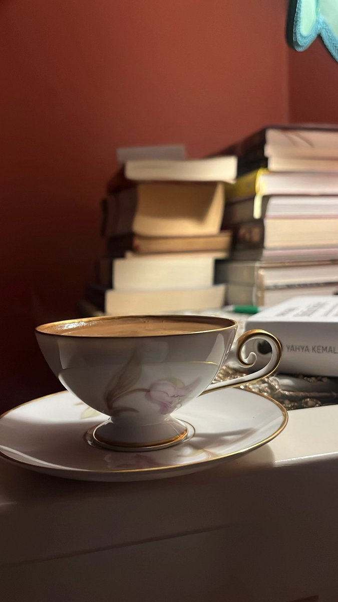 Ya lâle açmalıdır göğsümüzde yâhud gül

Yahya Kemal