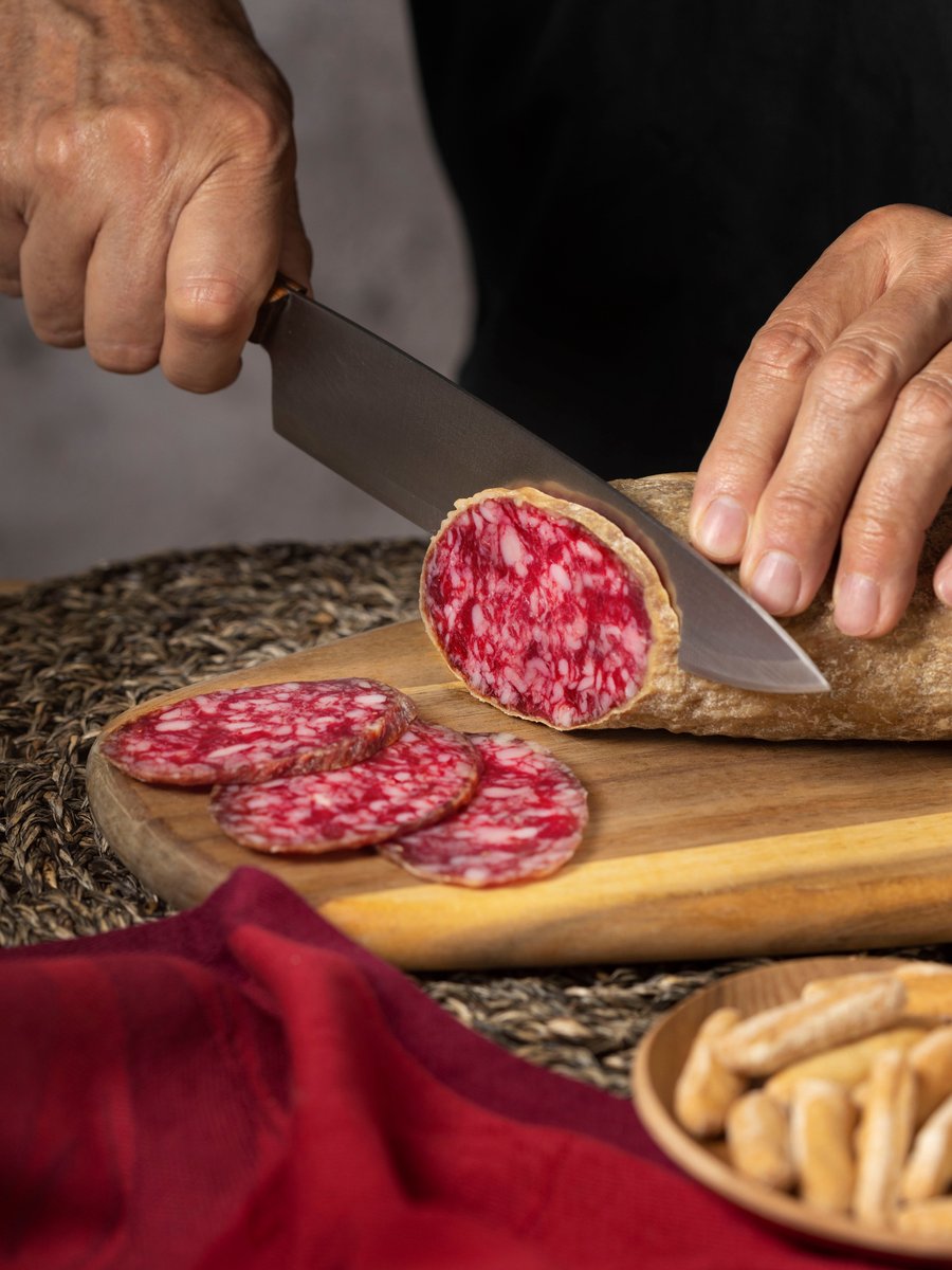 Detrás de cada loncha perfecta hay experiencia, tradición y un producto a la altura 🔪 Salchichón ibérico GarciGrande, cortado como debe ser. ¿Lo añades a tu próxima tabla?

_
#embutidos  #SalchichónIbérico #GarciGrande #salamanca