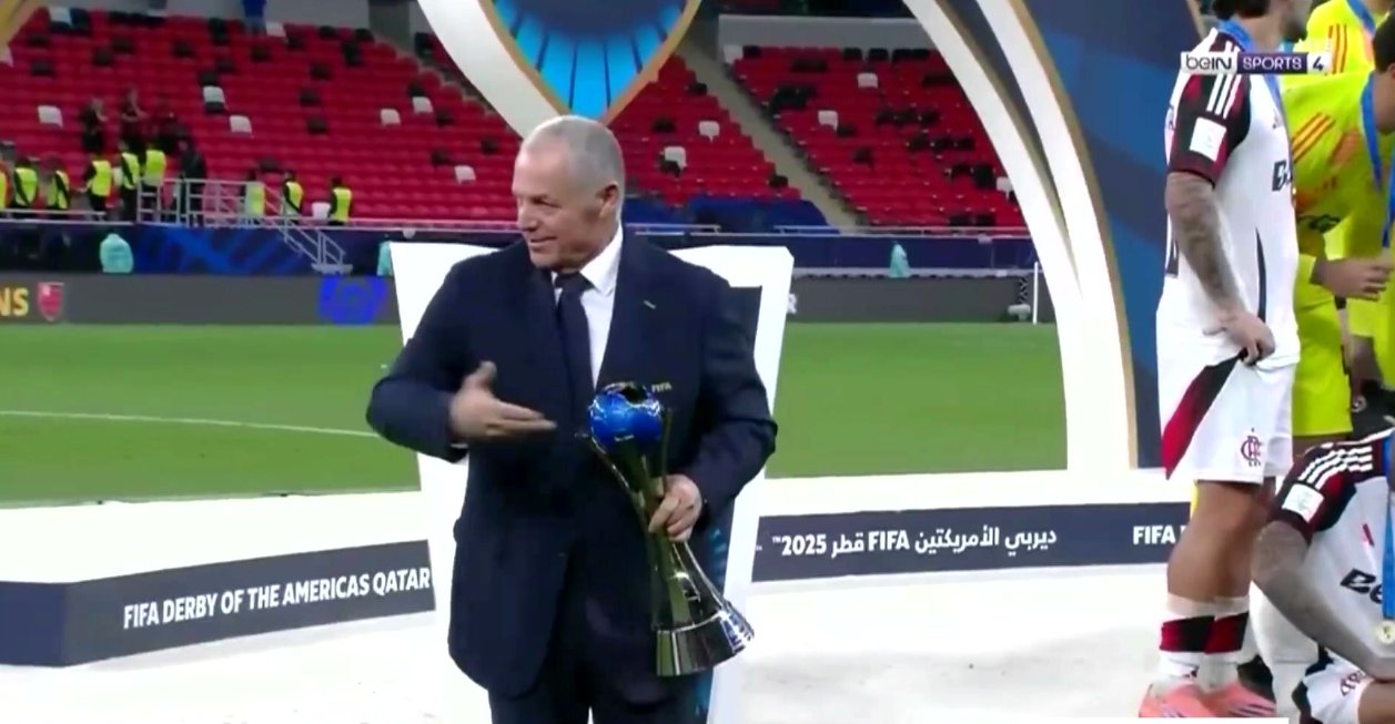 هاني أبو ريدة يقوم بتسليم فلامنجو البرازيلي الميداليات والكأس بعد فوزه في ربع نهائي بطولة كأس الإنتركونتيننتال 