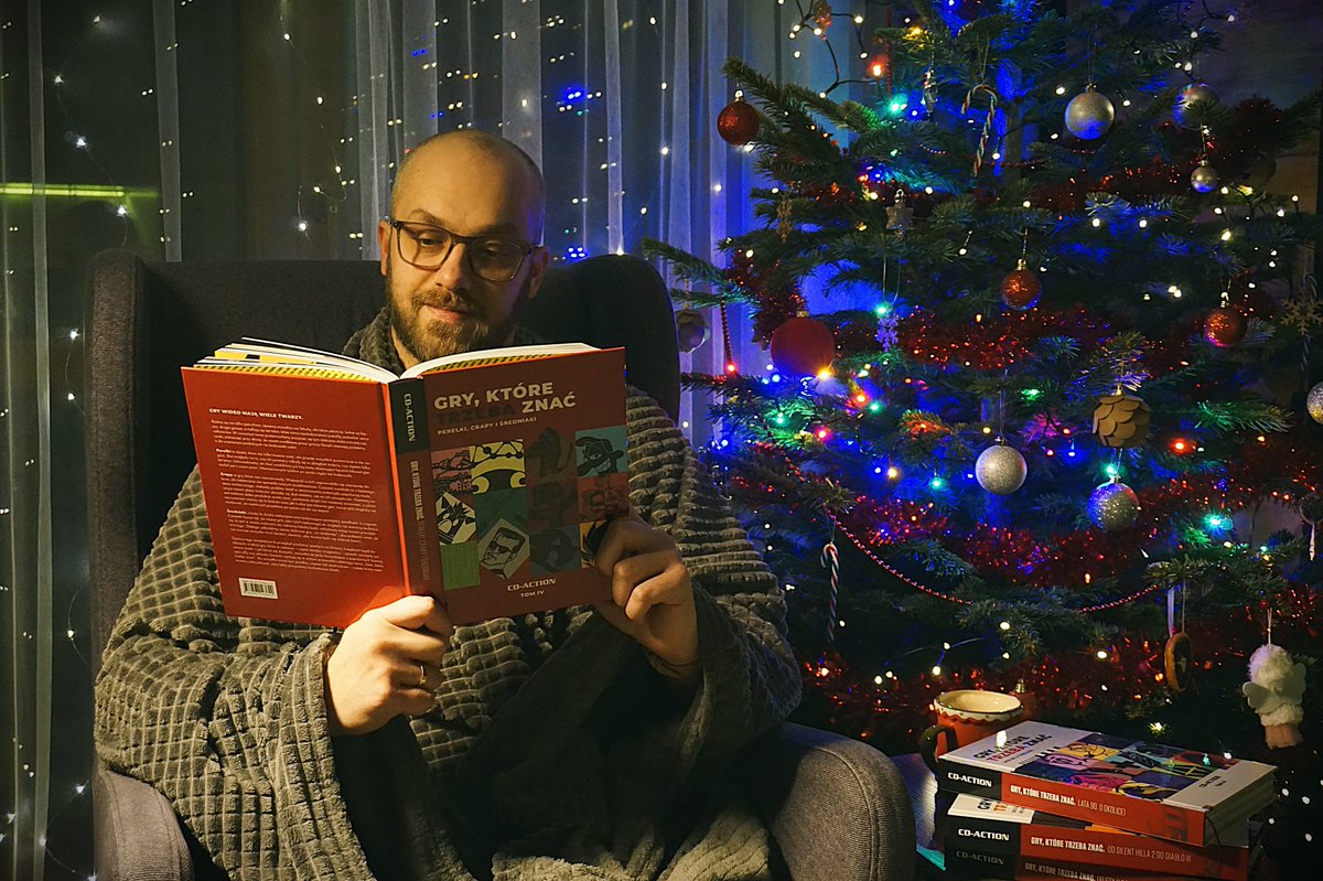 Ktoś: Drogi Mikołaju, chcę, by pod choinką znalazł się <a href="/LukeMora90/">Łukasz Morawski</a>. 🎄

🎅: Kurde, ciężka misja, bo prosiło mnie o to już 231480 osób, ale zamiast niego zaproponować mogę Ci wspaniały, 4. tom autorskiej serii książek „Gry, które trzeba znać" 👉 l.cdaction.pl/KSIAZKA4 📕

#Games