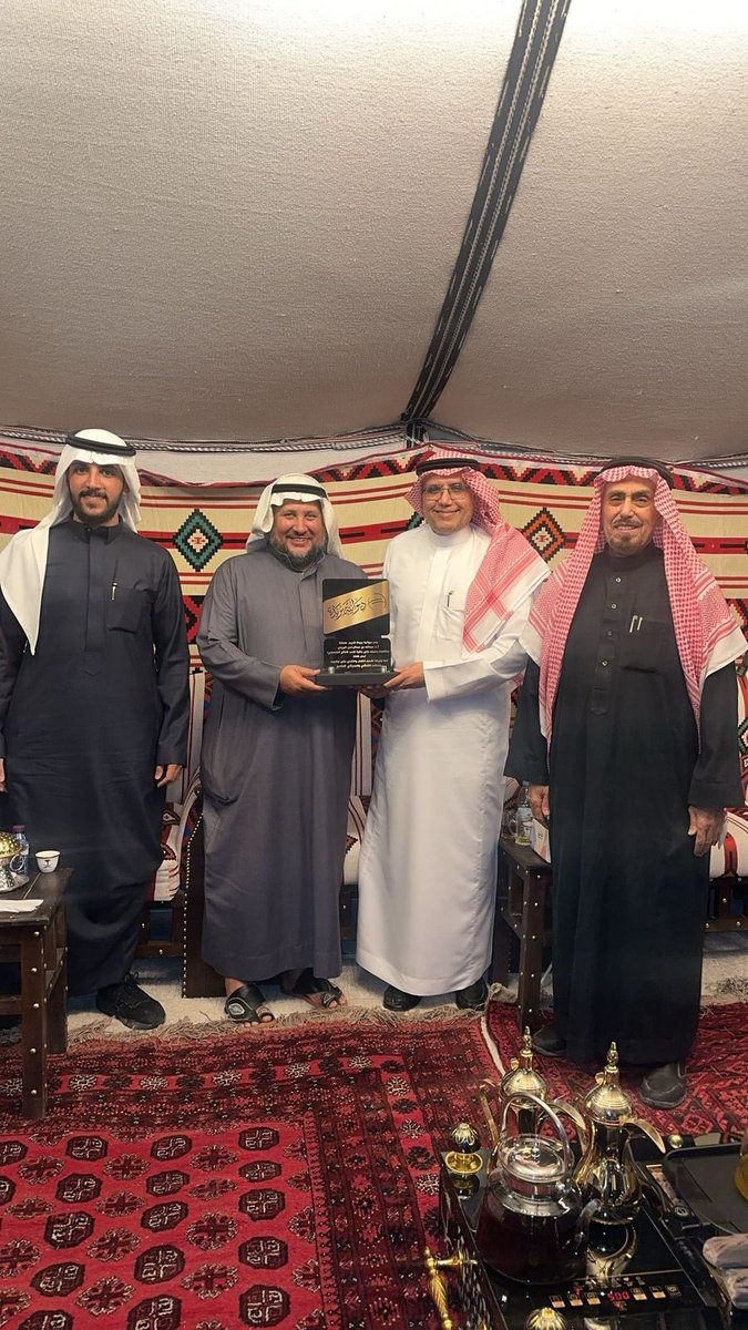kafy444's tweet photo. من استضافات #ديوانية_بريدة 
( مجلس الديرة ) 
في مساحات #بيت_الثقافة_ببريدة
الضيف البارع والمحاضر المبدع
 أ.د عبدالله عبدالرحمن البريدي
 استاذ الإدارة والسلوك التنظيمي - جامعة القصيم في محاضرته القيمة عن 
( الجوائز الثقافية والمعرفة السعودية )
بدأها بالتعريف اللغوي للجائزة وعن الجوائز المقدمة محلياً وإقليمياً وعالمياً ثم تطرق بعدها الى الجوائز المعرفية وتنوعها . 
ثم فتح المجال لمداخلات الحضور 
وفي الختام تم تكريمه من 
د.م سليمان عبدالله أبالخيل 
رئيس الديوانية
وذلك بمناسبة حصوله على جائزة الأدب (النتاج الفلسفي).