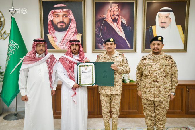 إنفاذاً للأمر الملكي الكريم.. رئيس الجهاز العسكري بـ وزارة الحرس الوطني الفريق الركن صالح الحربي يسلّم ذوي شهيد الواجب الرقيب أول نواف بن دغيم بن مقيبل العنزي وسام الملك عبدالعزيز من الدرجة الثالثة 