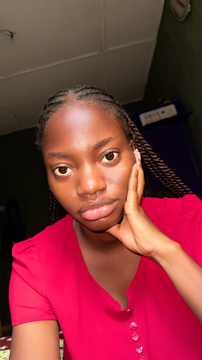 eleventthh's tweet photo. 5"5 Brown eyes. https://t.co/0PScOXezv1