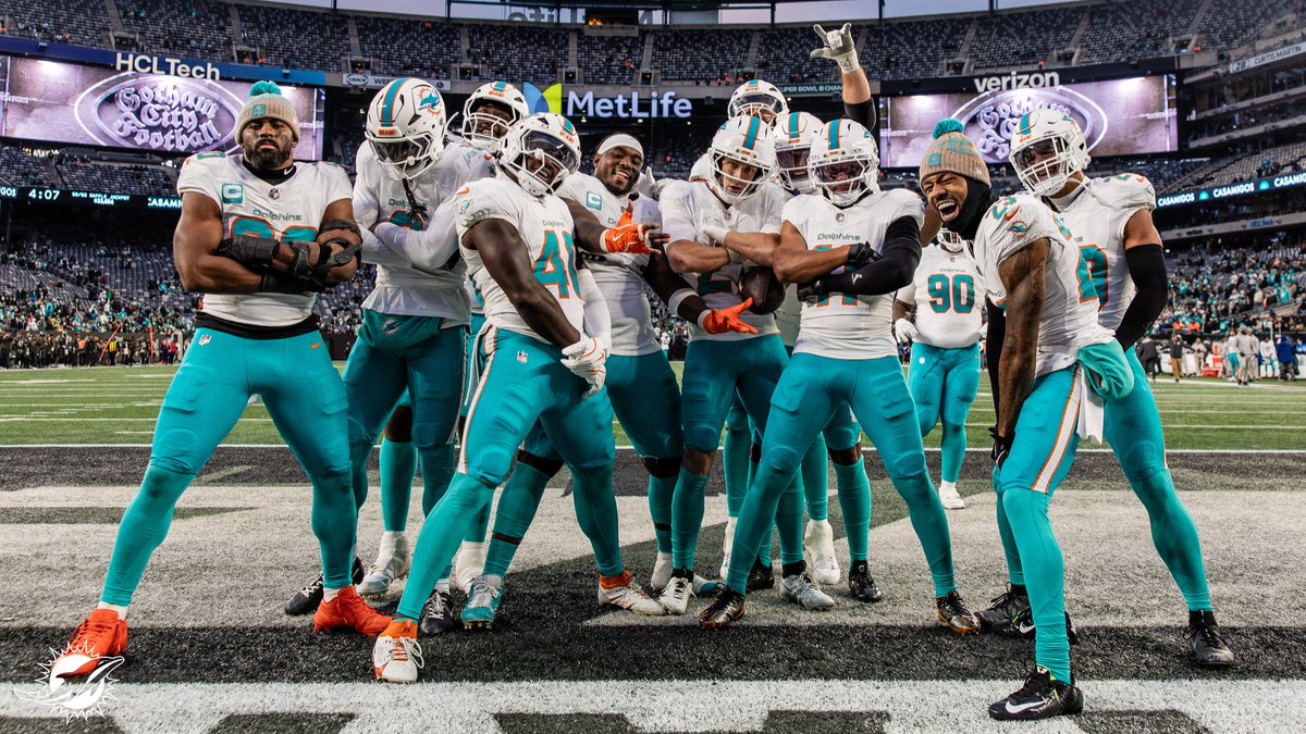 Always the Center of attention 😂
RT to #ProBowlVote photobomber @Bigtime_AB