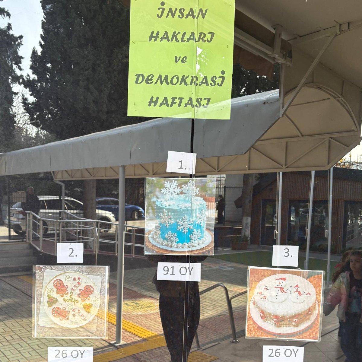 Demokrasi ve insan hakları haftası etkinliğinde, tüm okul için hazırlanan seçim sandığında; çocuklarımız “ BİR YAŞ BÜYÜYORUM” partimizin pastasını kendi oyları ile seçtiler.
<a href="/gaziemir_mem/">Gaziemir Mem</a>