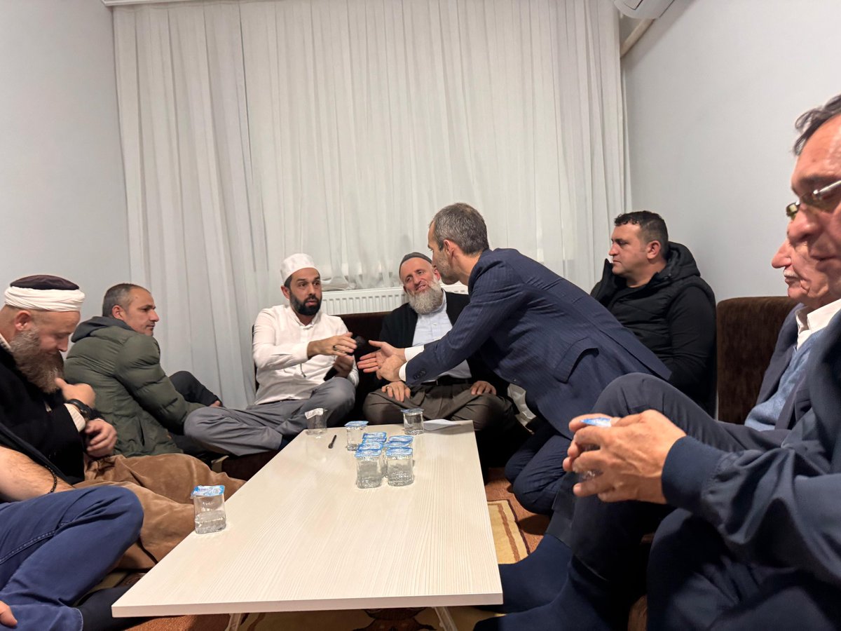 Önceki dönem emek mahallesi muhtar adayı Hasan Hüseyin Palaoğlu’nun vefat eden kayınpederi merhum Nurettin Çimen’in Mevlid-i Şerif-ine Mahalle başkanımız Zeynel Coşkun ile katılım sağladık.
Merhum Nurettin Çimen’e Allah’tan rahmet ailesine ve sevenlerine sabırlar diliyorum.