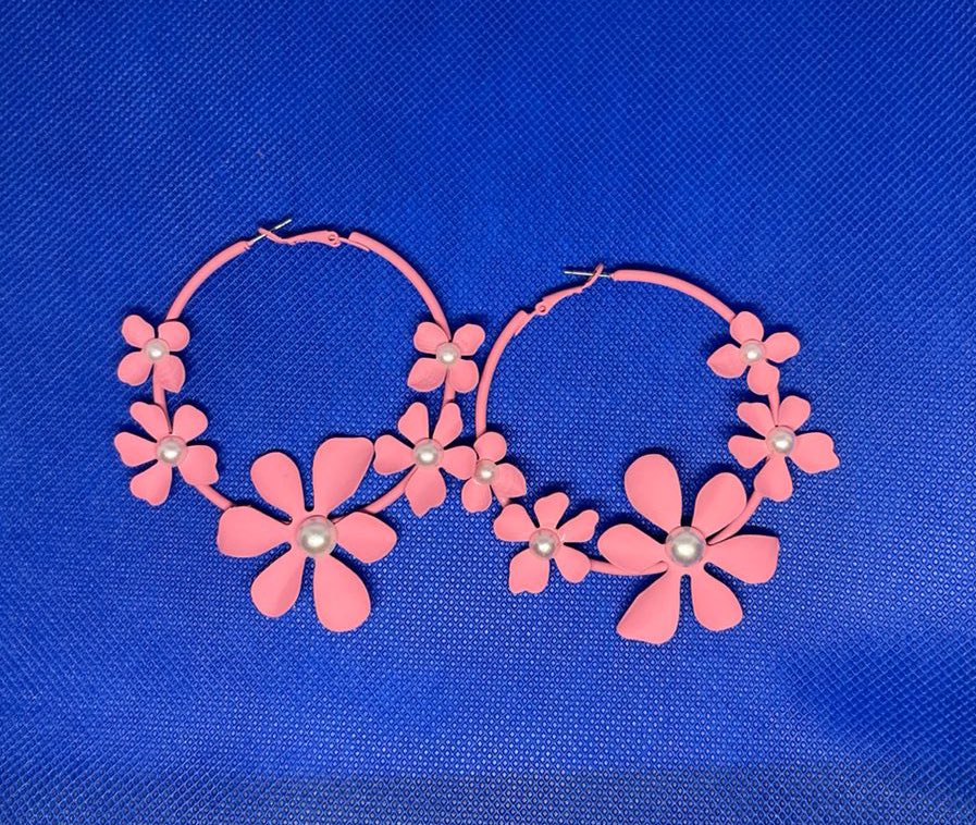 Trecy00's tweet photo. Je propose de magnifiques boucles d’oreilles originales . Les prix varient entre 2500-4000f https://t.co/wr1AkPA8T3