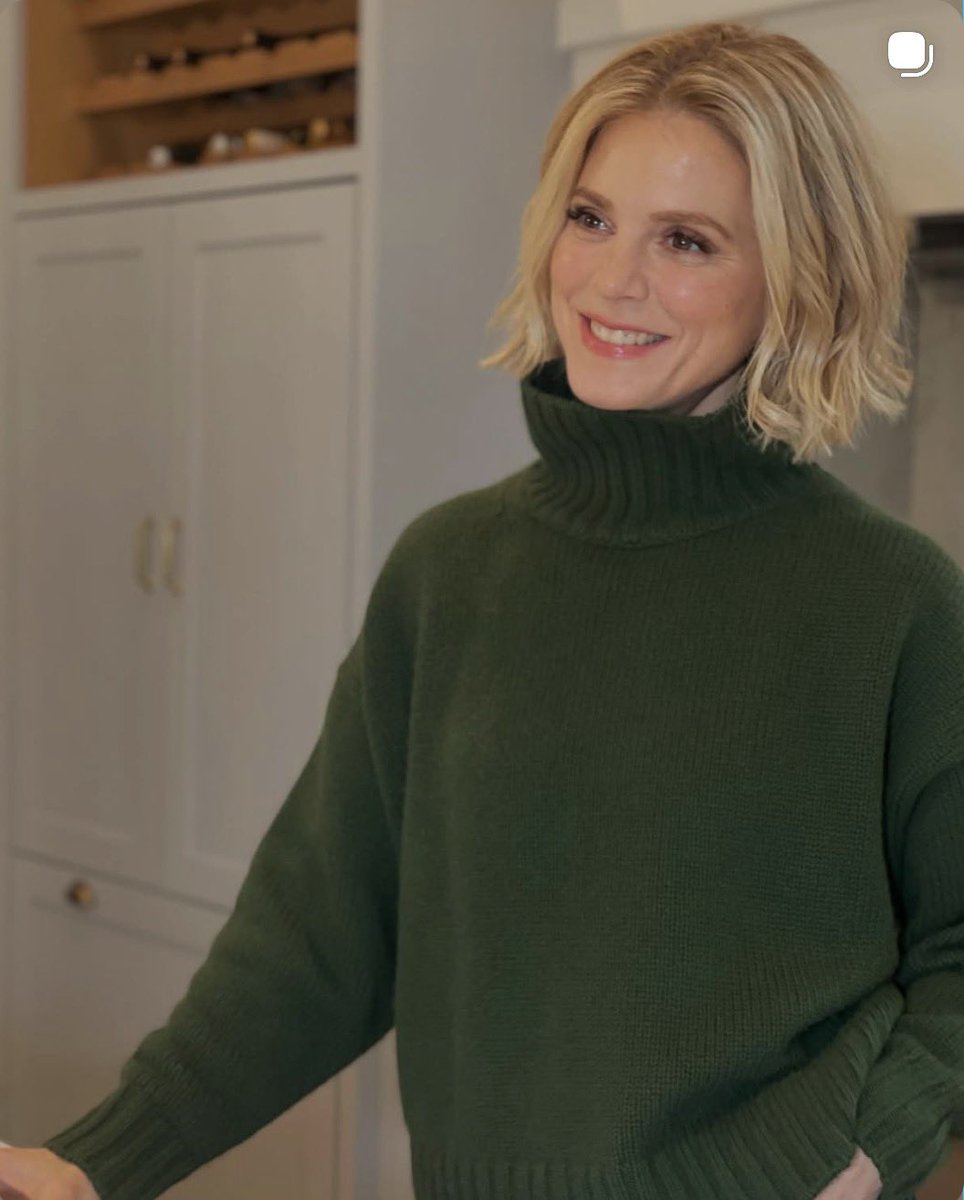 TeaWithEmilia's tweet image. On 10th December last year Emilia got dressed up in this lovely warm jumper for some ‘festive filming’. Do you have a favourite jumper?

#emiliafox #emiliarosefox #greenjumper #christmas #midweekmillymemory