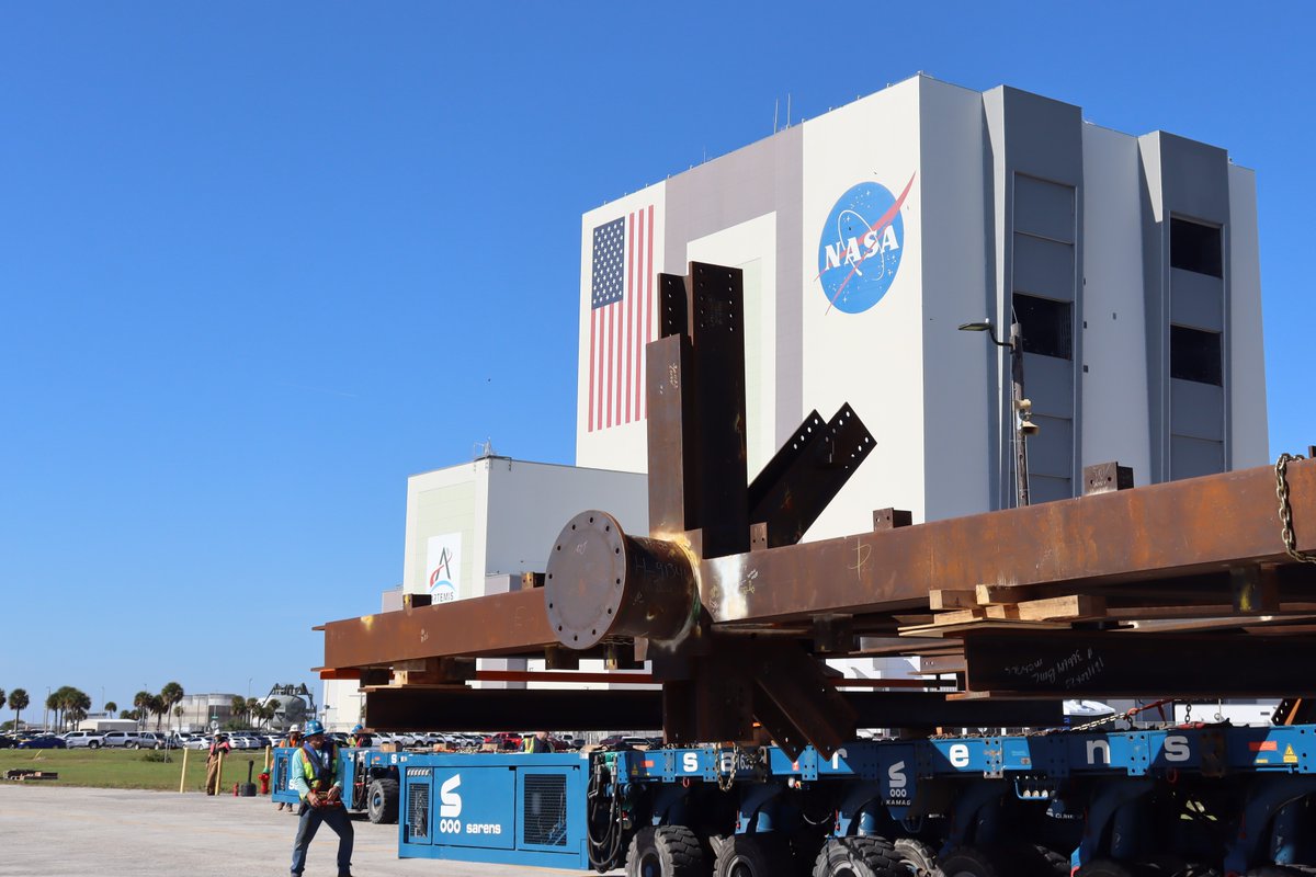 Sarens's tweet image. In 2024, as leaders in #HeavyLifting, Sarens pledged its vocational expertise alongside other elite #Engineering organisations helping @NASA in a new era of #Space exploration. Here’s how the press covered it – bit.ly/3Xy2f0R #NothingTooHeavy