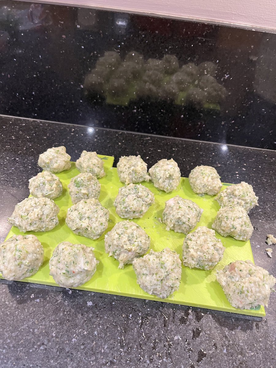 lee_wilkinson2's tweet image. 💥 A great dish for all the family. These chicken balls are quickly prepared in a blender before slowly cooking in a flavour packed broth. A lovely winter warming dish - Enjoy 😊
 
💫🌟 Recipe here: vm.tiktok.com/ZNRLEqyH8/
 
#WilkoCooks #Homemade #ChickenBalls #OnePanMeal #FYP