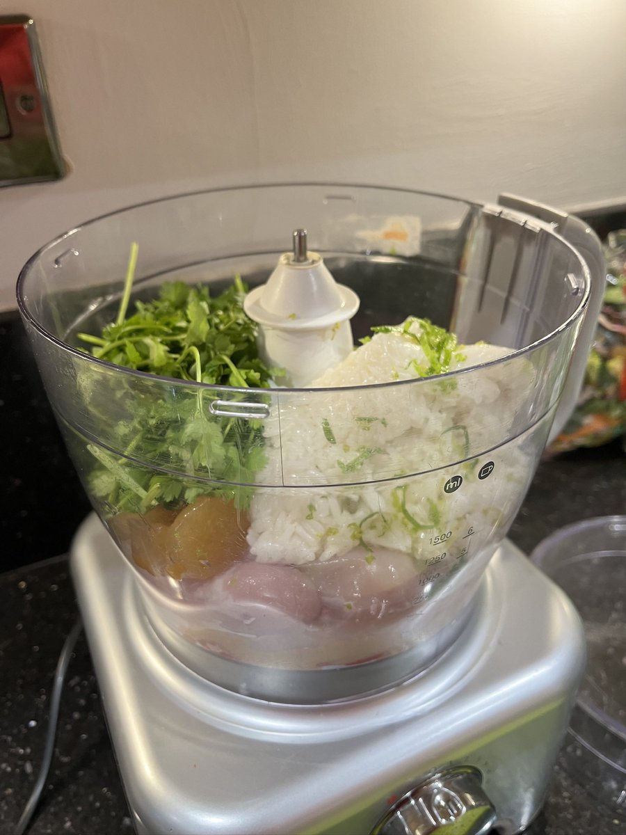 lee_wilkinson2's tweet image. 💥 A great dish for all the family. These chicken balls are quickly prepared in a blender before slowly cooking in a flavour packed broth. A lovely winter warming dish - Enjoy 😊
 
💫🌟 Recipe here: vm.tiktok.com/ZNRLEqyH8/
 
#WilkoCooks #Homemade #ChickenBalls #OnePanMeal #FYP