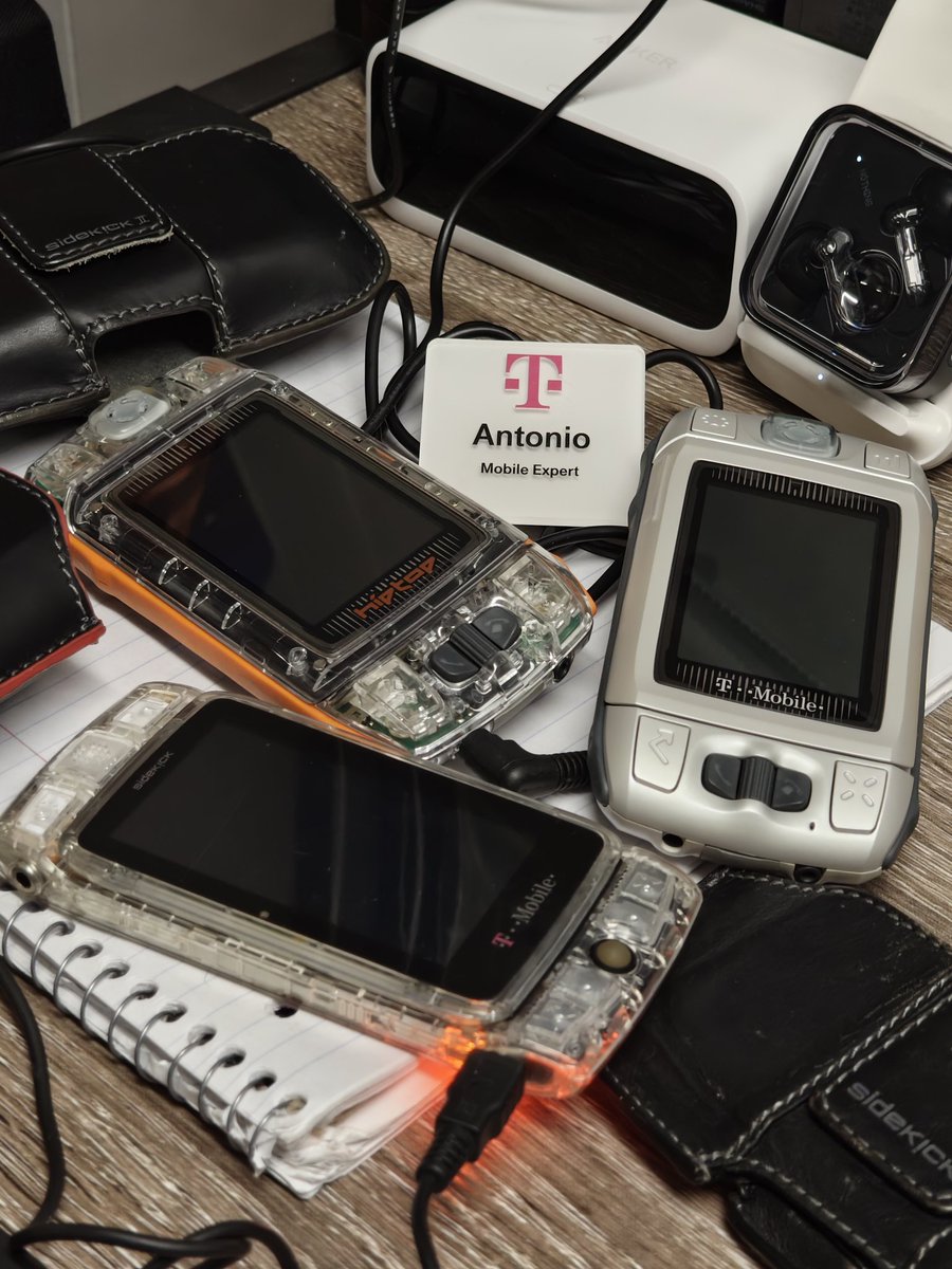 Antonio_Luis's tweet image. Getting these bad boys all charged up! 
@askdes did I ever tell you that I was a T-Mobile Mobile Expert?

#hiptop #sidekick #tmobile #retro #tech
