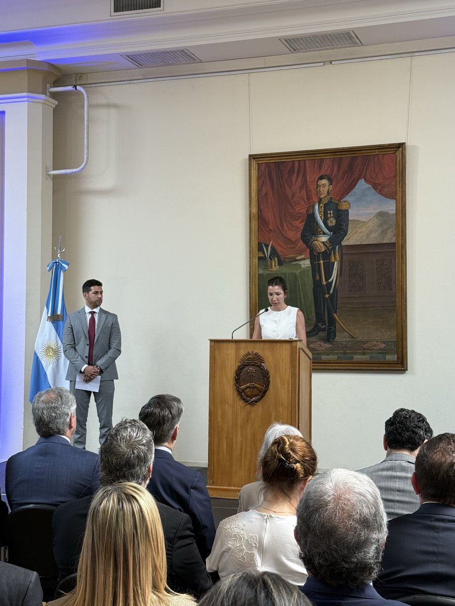 ISENArg's tweet photo. A partir del 1° de enero de 2026, iniciarán su carrera como terceros secretarios del Servicio Exterior de la Nación, dando un paso clave en su formación diplomática.

En esta oportunidad, el @ApsenMre acompañó este momento con un gesto simbólico muy significativo
(Sigue) https://t.co/nuAf1rWWGc