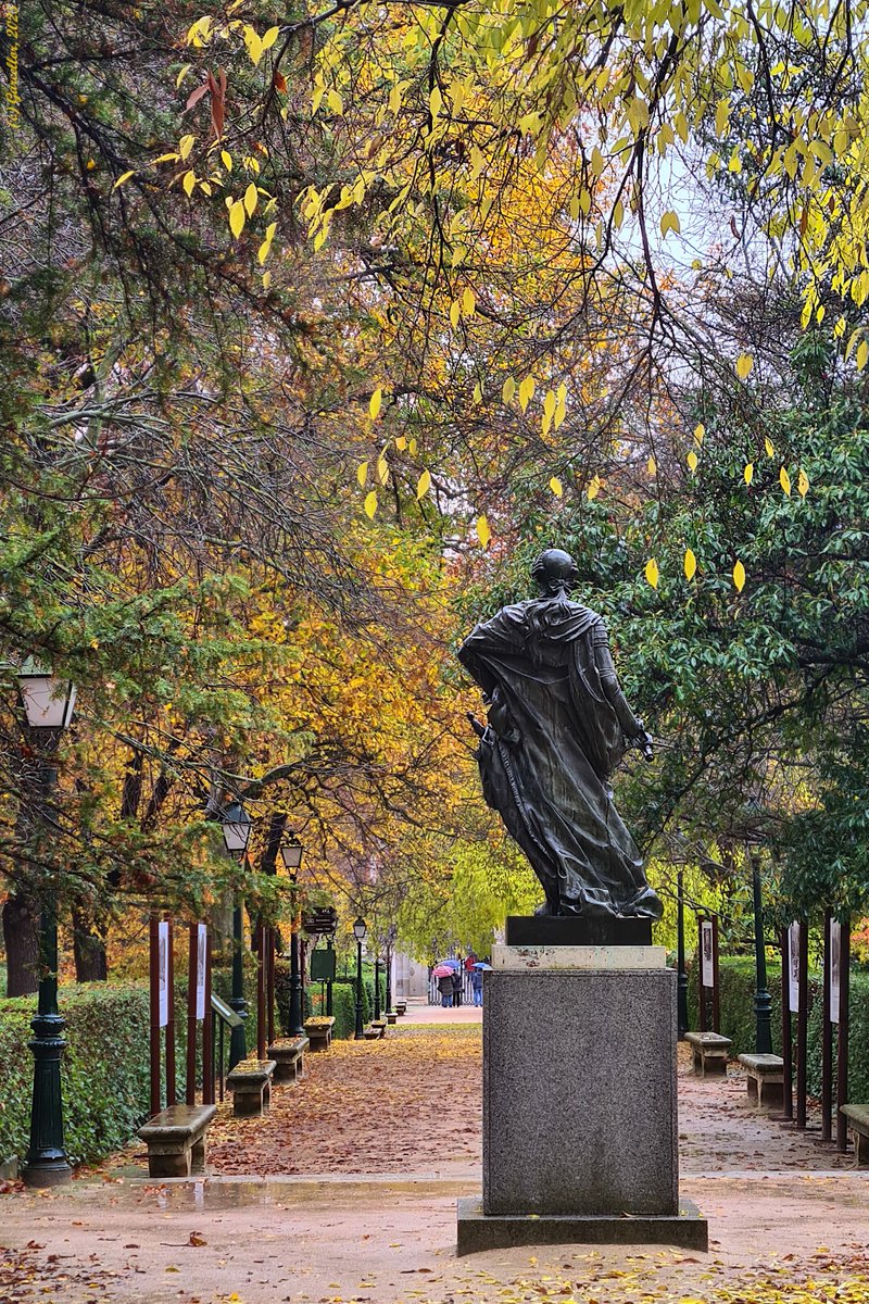 El rey Carlos III, ajeno a la fina lluvia, nos da la espalda en uno de los paseos del madrileño Real Jardín Botánico.

Madrid, España. Diciembre de 2025.

#garcellor #realjardinbotanico #fotosconmovil #parquesdemadrid #deespalda #coloresdeotoño #otoñada #carlosiii #bajolalluvia