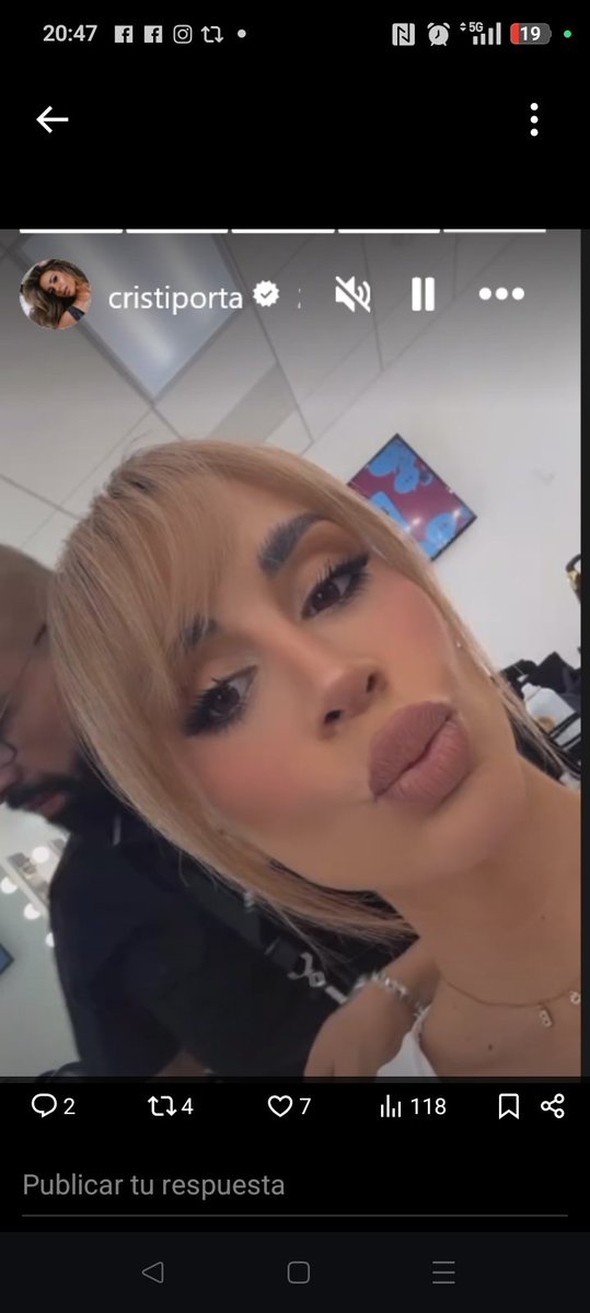 Lidiacral's tweet image. Felicidades a los maquilladores/as y peluqueros/as de @Telemundo @lamesacaliente  por hacer realzar la belleza de Cristina Porta 😍🤍 #teamporta