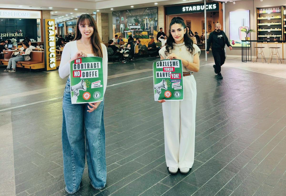 📢 Sözleşme yoksa kahve de yok! / No contract, no coffee!
ABD’de greve çıkan Starbucks işçilerinin adil ücret, insanca çalışma koşulları ve sendikal haklar talebini destekliyoruz.
Türkiye’deki üyelerimizle birlikte, Starbucks mağazaları önünde dayanışma eylemi düzenleyerek bu