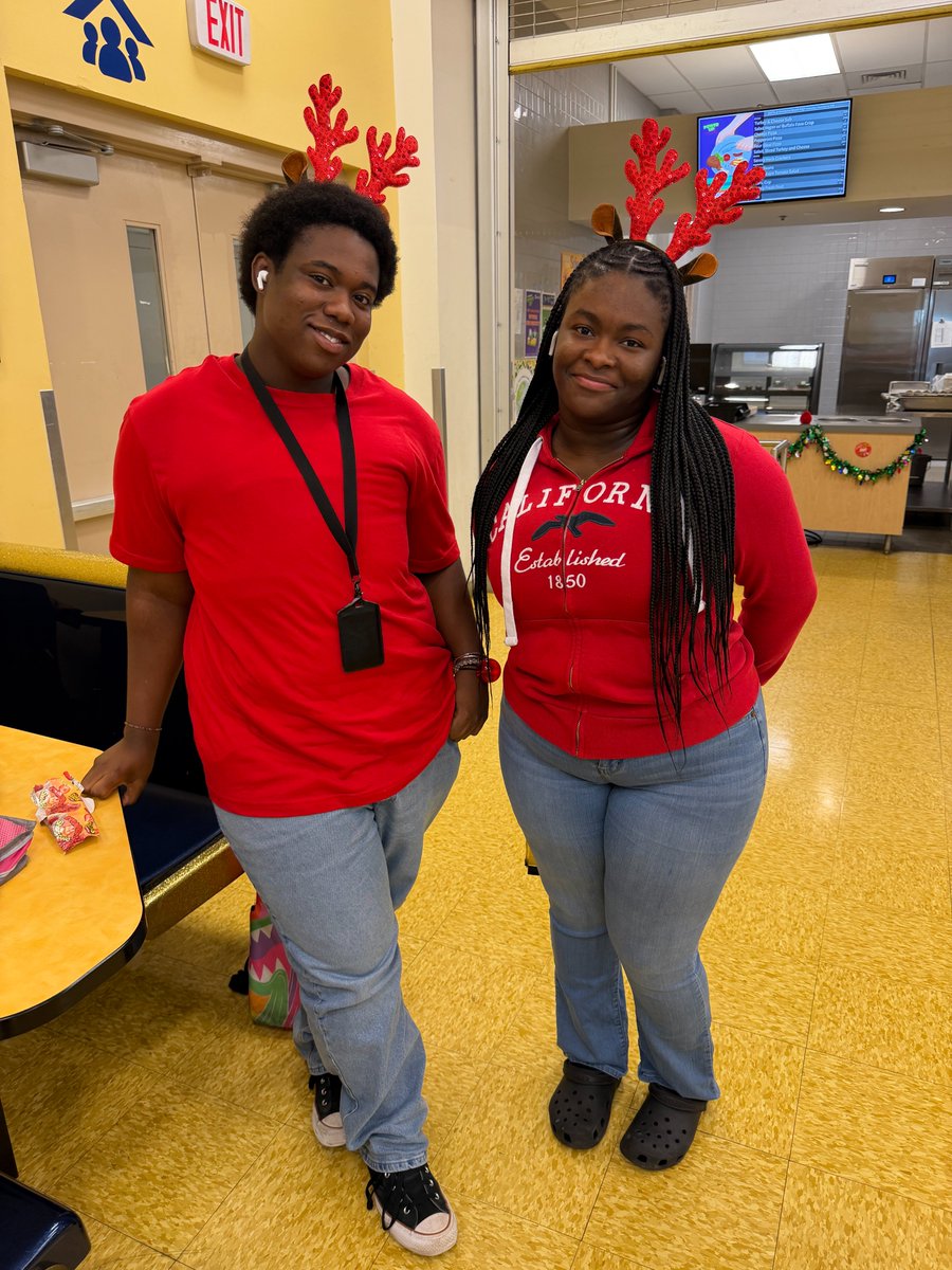 myPBHS's tweet image. Twin Day was a hit during Holiday Spirit Week! Our students showed off their creativity with amazing coordinated outfits, spreading twice the fun and twice the school spirit. 👯🎄 #SpiritWeek #TwinDay #HolidaySpirit #SchoolPride