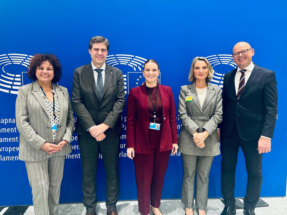 MargaProhens's tweet photo. Unanimitat! 👏🏻 El ple del @EU_CoR ha validat el dictamen impulsat per les Illes Balears per liderar la transformació de l’estratègia turística d’Europa.

El que volem és que #Europa ens acompanyi en el procés de transformació del nostre model i en la nostra aposta per la contenció, amb un turisme regeneratiu i respectuós amb els territoris, els residents i la identitat de cada indret. És essencial que l’estratègia europea de turisme inclogui una clàusula d’insularitat que permeti polítiques diferenciades per a les regions insulars.

Vull reconèixer la gran feina del professor Antoni Riera, que ha donat solidesa tècnica al dictamen, adoptat per tots els grups polítics. Agrair també el suport i les aportacions de les regions del Comitè, que han fet d’aquest un text més fort, més sòlid i més ambiciós.

Un dictamen valent i concret que suposa un salt qualitatiu per a tota la Unió Europea: passar de gestionar el turisme a transformar-lo. Perquè el turisme és, i continuarà essent, un aliat; una palanca de canvi per generar més benestar, el que mereixen els ciutadans de les Illes Balears i el que Europa necessita. 🇪🇺